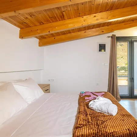 Holiday home Bella With Jacuzzi *